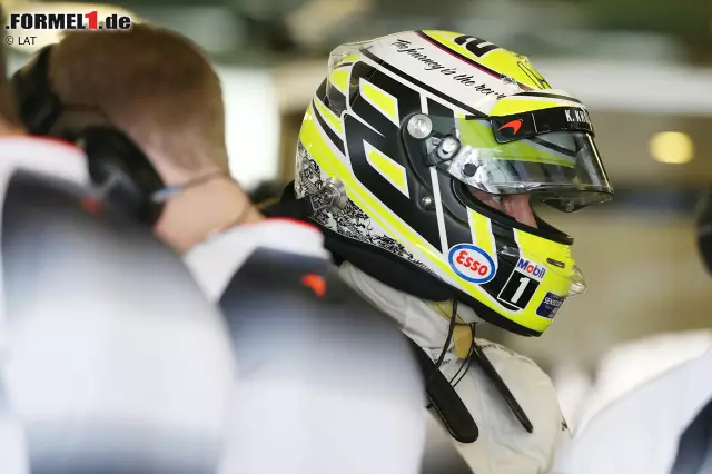 Eine Hommage an sich selbst: Bei seinem Abschiedsrennen 2016 in Abu Dhabi greift Jenson Button auf das legendäre gelbe Design zurück, das seine Weltmeister-Saison 2009 bei Brawn geprägt hat. Glück bringt es aber nicht, Button scheidet im Rennen früh aus. Foto zur News: Eine Hommage an sich selbst: Bei seinem Abschiedsrennen 2016 in Abu Dhabi greift Jenson Button auf das legendäre gelbe Design zurück, das seine Weltmeister-Saison 2009 bei Brawn geprägt hat. Glück bringt es aber nicht, Button scheidet im Rennen früh aus.