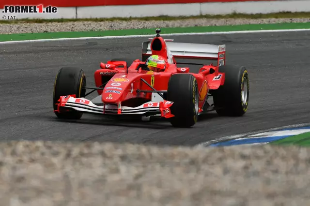 ... wie auch in Hockenheim 2019. Denn zwei Jahre nach seiner emotionalen Fahrt in Belgien setzt sich Mick Schumacher erneut in einen alten Formel-1-Wagen seines Vaters: diesmal in einen Ferrari F2004, mit dem Papa Michael seinen letzten WM-Titel feiern durfte. Foto zur News: ... wie auch in Hockenheim 2019. Denn zwei Jahre nach seiner emotionalen Fahrt in Belgien setzt sich Mick Schumacher erneut in einen alten Formel-1-Wagen seines Vaters: diesmal in einen Ferrari F2004, mit dem Papa Michael seinen letzten WM-Titel feiern durfte.