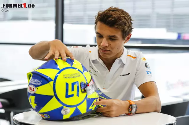 Foto zur News: McLaren-Pilot Lando Norris nutzt die Chance beim Grand Prix von Italien in Monza 2019: Er widmet sein Helmdesign seinem "Idol" Valentino Rossi. Besonders markant für dessen Design ist die neongelbe Sonne, die die MotoGP-Legende auch auf dem eigenen Helm trägt. Eine nette Geste, doch die Idee haben auch andere Piloten vor und nach ihm ...