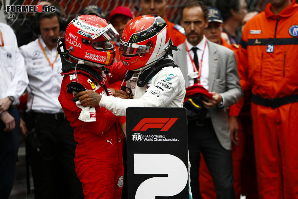 Foto zur News: Zuvor in Monaco wird es besonders emotional: Sowohl Sebastian Vettel wie auch Lewis Hamilton tragen Gedenk-Helmdesigns als Hommage an den wenige Tage zuvor verstorbenen dreifachen Formel-1-Weltmeister Niki Lauda.