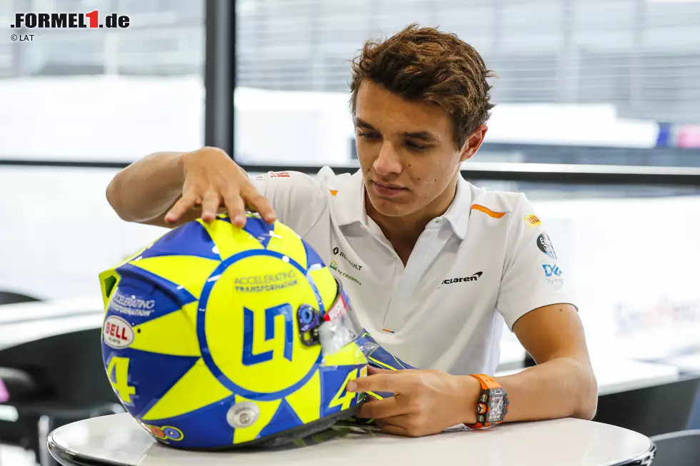 Foto zur News: McLaren-Pilot Lando Norris nutzt die Chance beim Grand Prix von Italien in Monza 2019: Er widmet sein Helmdesign seinem &quot;Idol&quot; Valentino Rossi. Besonders markant für dessen Design ist die neongelbe Sonne, die die MotoGP-Legende auch auf dem eigenen Helm trägt. Eine nette Geste, doch die Idee haben auch andere Piloten vor und nach ihm ...