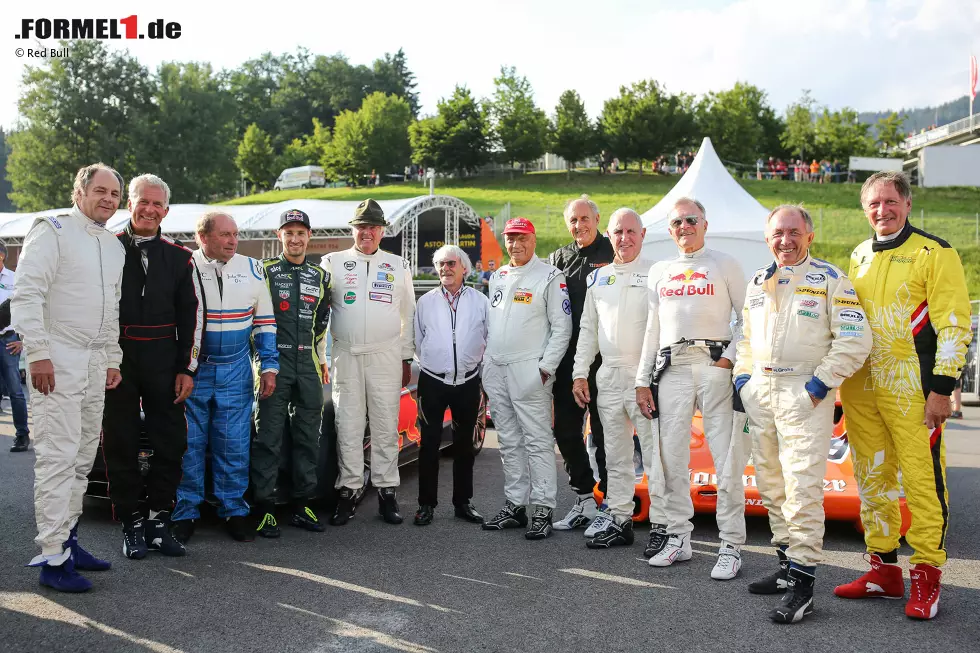 Foto zur News: Bei der Legendenparade im Rahmen des Formel-1-Grand-Prix auf dem Red-Bull-Ring waren zahlreiche Motorsport-Idole mit von der Partie. Niki Lauda, Gerhard Berger und Co. waren in historischen Fahrzeugen aus der Deutschen Rennsport-Meisterschaft unterwegs.