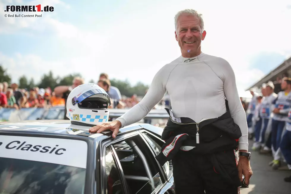 Bei der Legendenparade im Rahmen des Formel-1-Grand-Prix auf dem Red-Bull-Ring waren zahlreiche Motorsport-Idole mit von der Partie. Niki Lauda, Gerhard Berger und Co. waren in historischen Fahrzeugen aus der Deutschen Rennsport-Meisterschaft unterwegs. Foto zur News: Bei der Legendenparade im Rahmen des Formel-1-Grand-Prix auf dem Red-Bull-Ring waren zahlreiche Motorsport-Idole mit von der Partie. Niki Lauda, Gerhard Berger und Co. waren in historischen Fahrzeugen aus der Deutschen Rennsport-Meisterschaft unterwegs.