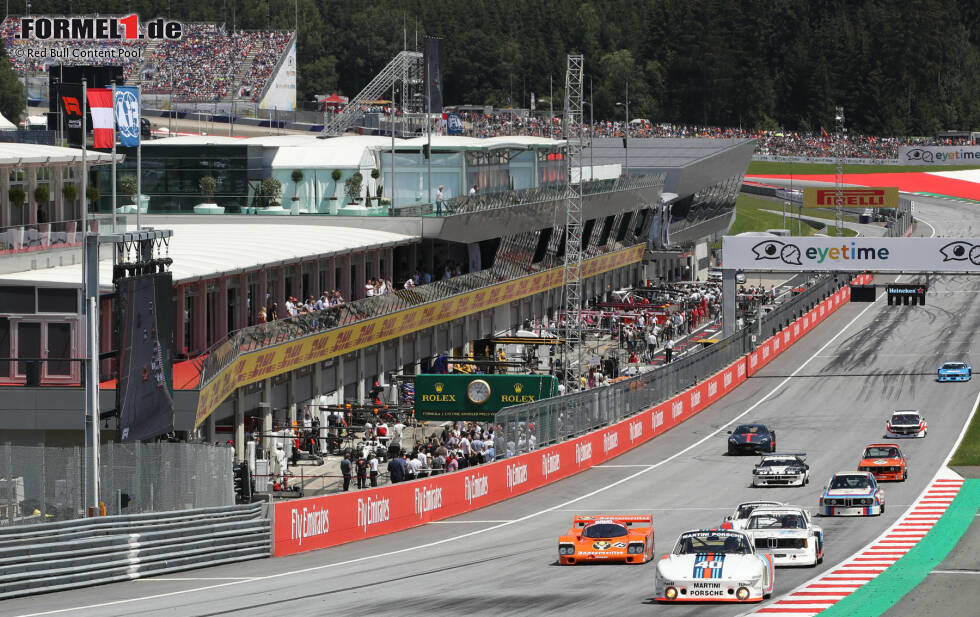 Bei der Legendenparade im Rahmen des Formel-1-Grand-Prix auf dem Red-Bull-Ring waren zahlreiche Motorsport-Idole mit von der Partie. Niki Lauda, Gerhard Berger und Co. waren in historischen Fahrzeugen aus der Deutschen Rennsport-Meisterschaft unterwegs. Bei der Legendenparade im Rahmen des Formel-1-Grand-Prix auf dem Red-Bull-Ring waren zahlreiche Motorsport-Idole mit von der Partie. Niki Lauda, Gerhard Berger und Co. waren in historischen Fahrzeugen aus der Deutschen Rennsport-Meisterschaft unterwegs.