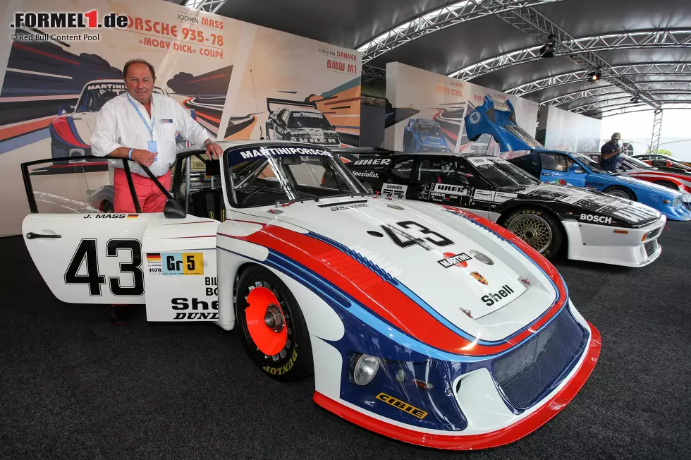 Bei der Legendenparade im Rahmen des Formel-1-Grand-Prix auf dem Red-Bull-Ring waren zahlreiche Motorsport-Idole mit von der Partie. Niki Lauda, Gerhard Berger und Co. waren in historischen Fahrzeugen aus der Deutschen Rennsport-Meisterschaft unterwegs. Foto zur News: Bei der Legendenparade im Rahmen des Formel-1-Grand-Prix auf dem Red-Bull-Ring waren zahlreiche Motorsport-Idole mit von der Partie. Niki Lauda, Gerhard Berger und Co. waren in historischen Fahrzeugen aus der Deutschen Rennsport-Meisterschaft unterwegs.
