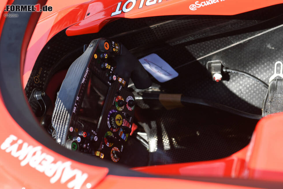 Foto zur News: Lenkrad des Ferrari SF71H von Sebastian Vettel und Kimi Räikkönen.