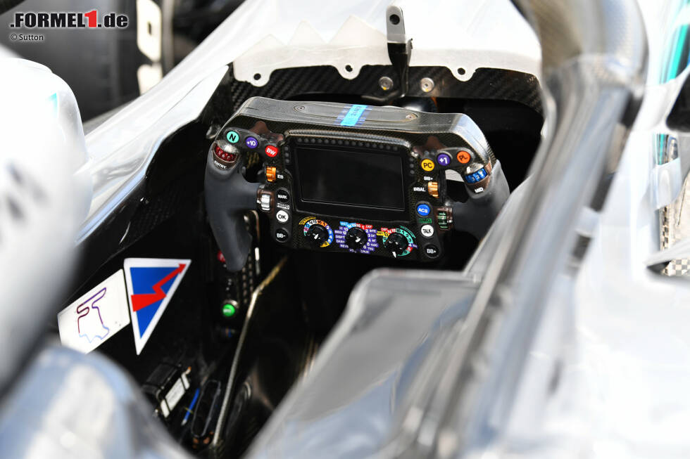 Foto zur News: Lenkrad des Mercedes-AMG F1 W09 EQ Power+ von Lewis Hamilton und Valtteri Bottas.