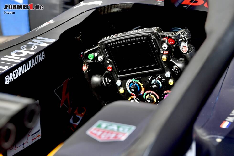 Foto zur News: Lenkrad des Red Bull RB14 von Daniel Ricciardo und Max Verstappen.