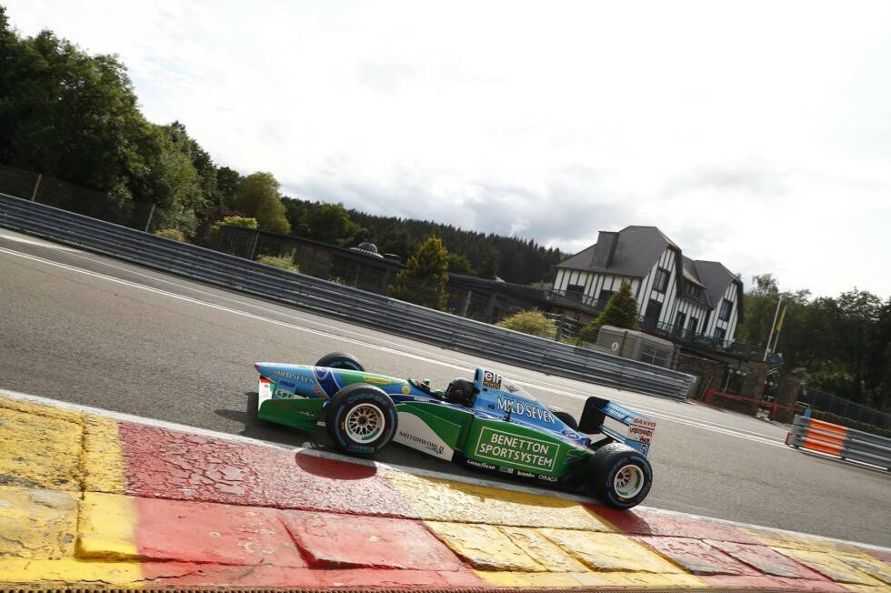 Foto zur News: Besser stellt sich Schumacher bei einer Showrunde im Benetton-Renault B194 - dem ersten Weltmeister-Auto seines Vaters - im Rahmen des Belgien-Grand-Prix in Spa-Francorchamps an.