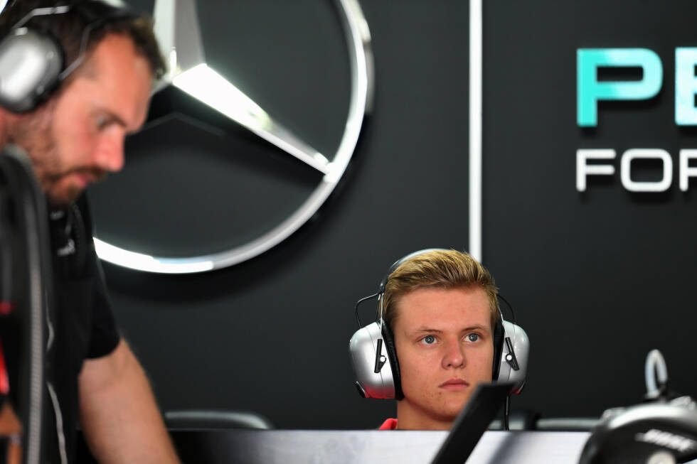 Foto zur News: Schumacher pflegt intensive Verbindungen zu Mercedes, obwohl er als Prema-Fahrer lose mit dem Ferrari-Juniorprogramm verbunden ist. 2016 besucht er den Deutschland-Grand-Prix als Gast der Silberpfeile.
