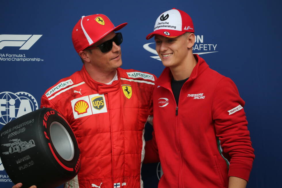 Foto zur News: Weiteres Highlight: Nach dem Formel-1-Qualifying in Monza übergibt er den Preis für die Pole-Position an Kimi Räikkönen - einst Rivale seines Vaters.