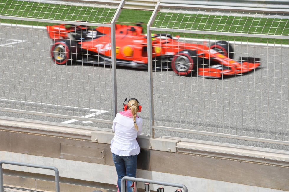Foto zur News: Mutter Corinna verfolgt von der Boxenmauer, wie Schumacher junior im SF90 von Ferrari seine ersten Meter in einem Formel-1-Auto absolviert.
