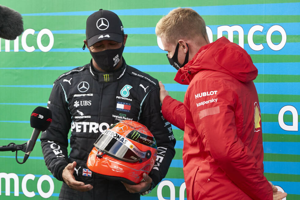 Foto zur News: Nachdem Lewis Hamilton am Nürburgring mit seinem 91. Sieg den Rekord von Michael Schumacher eingestellt hat, überreicht Mick Schumacher einen Helm seines Vaters an Hamilton.