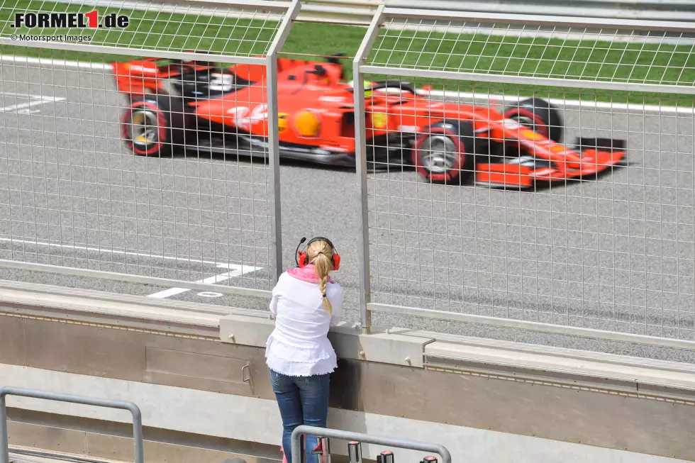 Mutter Corinna verfolgt von der Boxenmauer, wie Schumacher junior im SF90 von Ferrari seine ersten Meter in einem Formel-1-Auto absolviert. Foto zur News: Mutter Corinna verfolgt von der Boxenmauer, wie Schumacher junior im SF90 von Ferrari seine ersten Meter in einem Formel-1-Auto absolviert.