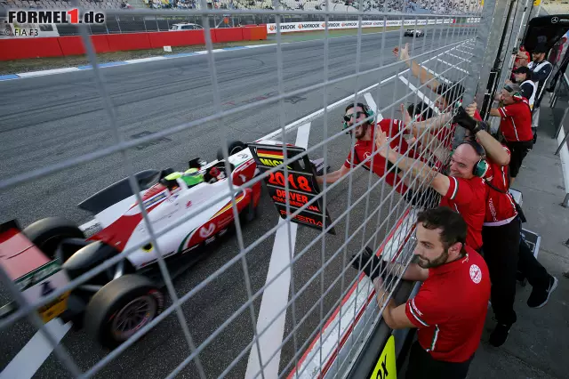 Foto zur News: Der entscheidende Moment: Mick Schumacher beendet das vorletzte Saisonrennen in Hockenheim auf P2 und steht damit vorzeitig als Europameister fest!