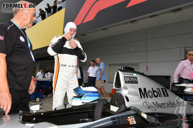 Foto zur News: Mika Häkkinen macht sich bereit: Gleich steigt er erstmals seit seinem WM-Titelgewinn 1998 wieder in den McLaren-Mercedes MP4-13 und dreht Runden auf einer Rennstrecke! Hier sind die Bilder dazu!