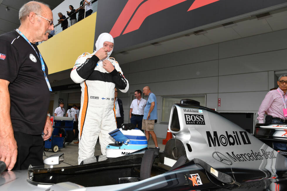 Foto zur News: Mika Häkkinen macht sich bereit: Gleich steigt er erstmals seit seinem WM-Titelgewinn 1998 wieder in den McLaren-Mercedes MP4-13 und dreht Runden auf einer Rennstrecke! Hier sind die Bilder dazu!