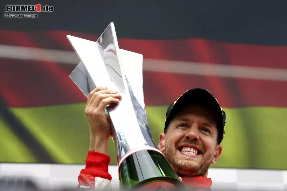 Sebastian Vettel (1): Besser geht's nicht! Jede weitere Begründung überflüssig. Denn der Mauerkuss am Freitag, so stellte sich später heraus, hatte keine negativen Auswirkungen auf sein weiteres Wochenende. Somit verdient wieder in WM-Führung. Foto zur News: Sebastian Vettel (1): Besser geht's nicht! Jede weitere Begründung überflüssig. Denn der Mauerkuss am Freitag, so stellte sich später heraus, hatte keine negativen Auswirkungen auf sein weiteres Wochenende. Somit verdient wieder in WM-Führung.