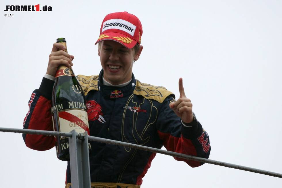 Foto zur News: Als Sebastian Vettel über das Wasser ging: 2008 in Monza gelang dem Deutschen im Regen ein Überraschungssieg für Toro Rosso, was ihn zum damals jüngsten Formel-1-Sieger machte. Wir zeigen die Bilder-Höhepunkte von damals inklusive Podium!