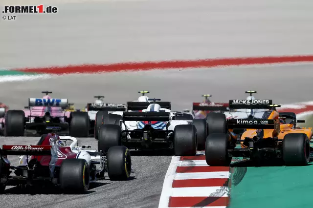 Foto zur News: Lance Stroll (6): Die übermotivierte Attacke gegen Alonso war unnötig. Nicht ohne Grund schimpfte der Spanier danach über "Amateure" im Formel-1-Feld. Kann mal passieren, wenn der Speed stimmt. Aber Stroll war schon im Qualifying langsamer als Teamkollege Sirotkin. Zu wenig.