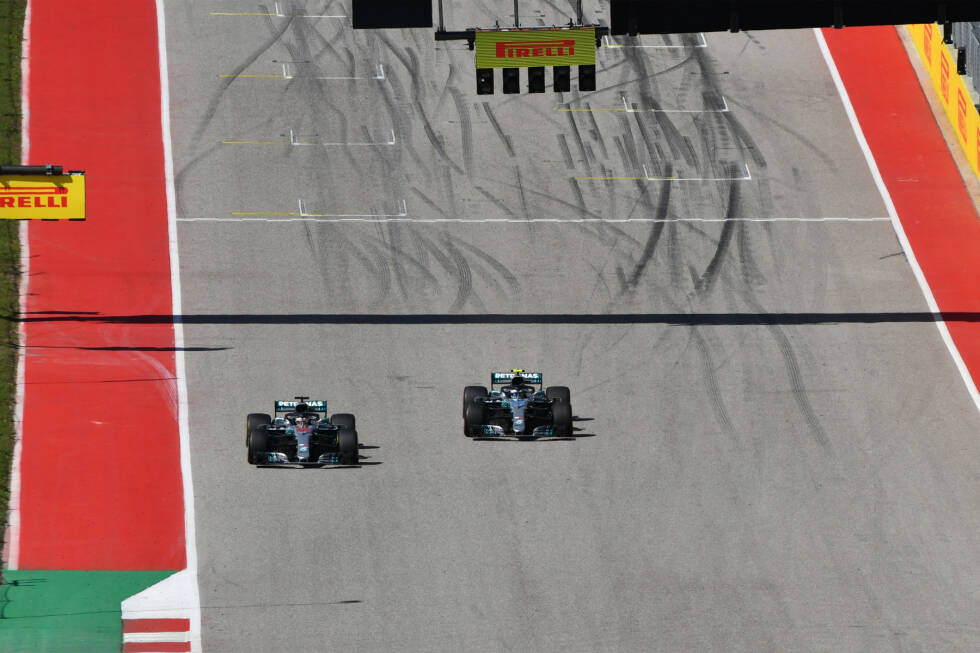 Foto zur News: Valtteri Bottas (4): Dass er Hamilton zweimal vorbeilassen musste, hat ein paar Sekunden gekostet. Dass die Reifen am Mercedes schnell abbauten, war auch eine Sache des Chassis. Und trotzdem: Abstand auf Hamilton in Summe zu groß, gegen Vettel im Finish zu wenig Gegenwehr. Das ist für eine Drei zu wenig.