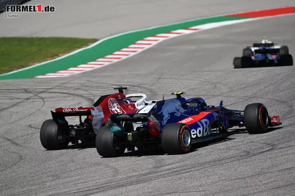 Pierre Gasly (4): Schwierig zu benoten. Wegen Motorwechsels starteten die Toro Rossos aus der letzten Reihe. Da hatte der Franzose kein Erstrunden-Glück. Anders als Hartley. Und mit einem angeschlagenen Auto konnte er im Rennverlauf keine Akzente setzen. Foto zur News: Pierre Gasly (4): Schwierig zu benoten. Wegen Motorwechsels starteten die Toro Rossos aus der letzten Reihe. Da hatte der Franzose kein Erstrunden-Glück. Anders als Hartley. Und mit einem angeschlagenen Auto konnte er im Rennverlauf keine Akzente setzen.
