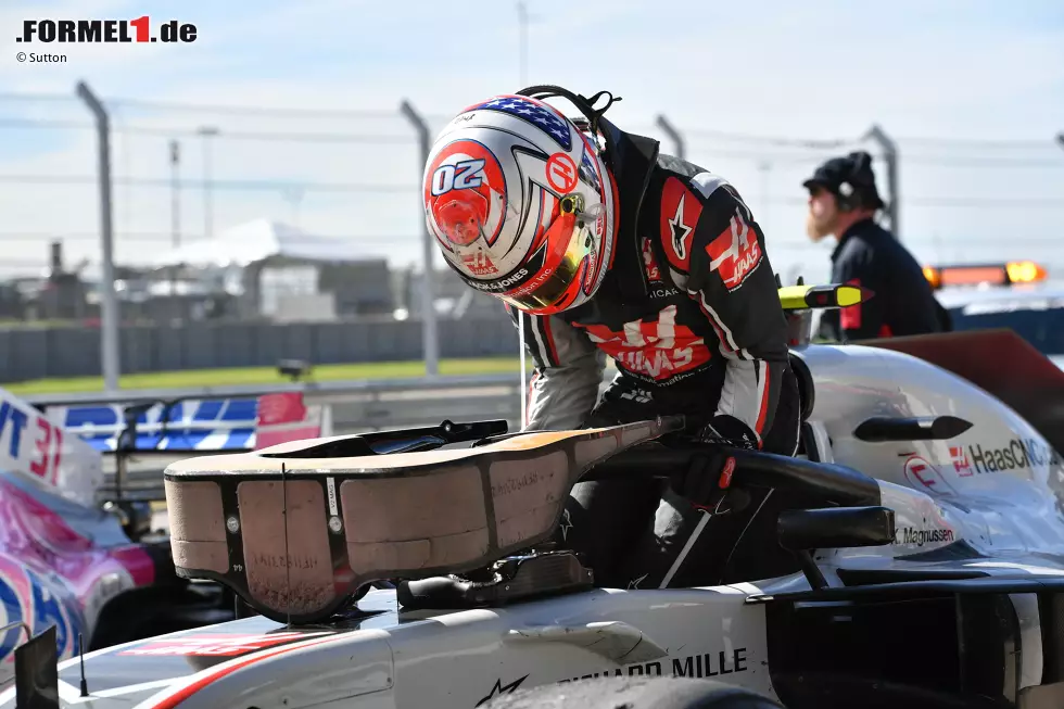 Kevin Magnussen (4): Für die Disqualifikation kann er nichts. Oder doch? Das Team hatte ihn mehrmals gewarnt, dass es mit dem Benzin eng wird. Am Ende hat er 0,1 Kilogramm zu viel verbraucht. Punktabzug außerdem dafür, dass er aufs Wochenende gesehen der langsamere Haas-Pilot war. Foto zur News: Kevin Magnussen (4): Für die Disqualifikation kann er nichts. Oder doch? Das Team hatte ihn mehrmals gewarnt, dass es mit dem Benzin eng wird. Am Ende hat er 0,1 Kilogramm zu viel verbraucht. Punktabzug außerdem dafür, dass er aufs Wochenende gesehen der langsamere Haas-Pilot war.