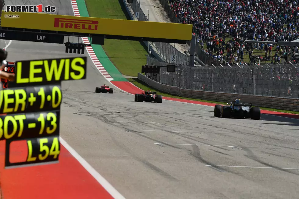 Lewis Hamilton (2): War der taktische Fehler des frühen Stopps auch ein bisschen seine Entscheidung oder nur die des Teams? Bauten die Reifen nur wegen des Chassis schnell ab oder auch wegen des Fahrers? Für eine glatte Eins, die er vom Speed her verdient hätte, sind uns das zu viele Fragezeichen. Foto zur News: Lewis Hamilton (2): War der taktische Fehler des frühen Stopps auch ein bisschen seine Entscheidung oder nur die des Teams? Bauten die Reifen nur wegen des Chassis schnell ab oder auch wegen des Fahrers? Für eine glatte Eins, die er vom Speed her verdient hätte, sind uns das zu viele Fragezeichen.