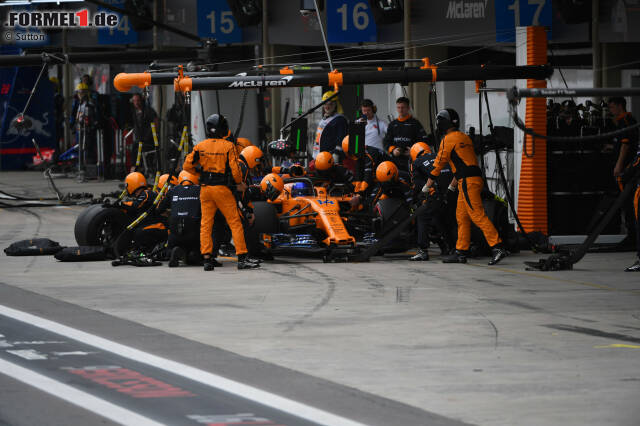 Foto zur News: Fernando Alonso (5): Viele bei McLaren sind froh darüber, den Raunzer bald los zu sein. Schon zu Rennmitte schnauzte er seinen Ingenieur an, man möge ihn in Ruhe lassen. Von Vandoorne überholt zu werden, ist auch sportlich kein Ruhmesblatt. Auch wenn er im Qualifying-Duell auf 20:0 gestellt hat.