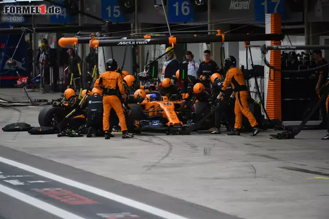 Foto zur News: Fernando Alonso (5): Viele bei McLaren sind froh darüber, den Raunzer bald los zu sein. Schon zu Rennmitte schnauzte er seinen Ingenieur an, man möge ihn in Ruhe lassen. Von Vandoorne überholt zu werden, ist auch sportlich kein Ruhmesblatt. Auch wenn er im Qualifying-Duell auf 20:0 gestellt hat.