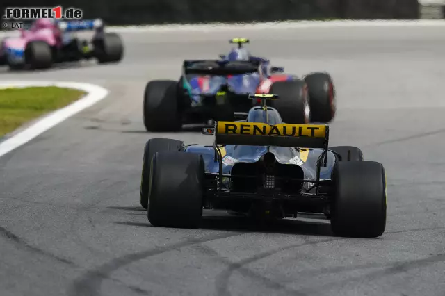 Carlos Sainz (3): Das Q1-Aus muss er sich selbst zuschreiben. Der Start war dafür hervorragend, sodass er sein Handicap zu Hülkenberg rasch wettgemacht hatte. Danach konnte er aufgrund der mittelmäßigen Renault-Performance aber keine großen Akzente setzen. Foto zur News: Carlos Sainz (3): Das Q1-Aus muss er sich selbst zuschreiben. Der Start war dafür hervorragend, sodass er sein Handicap zu Hülkenberg rasch wettgemacht hatte. Danach konnte er aufgrund der mittelmäßigen Renault-Performance aber keine großen Akzente setzen.