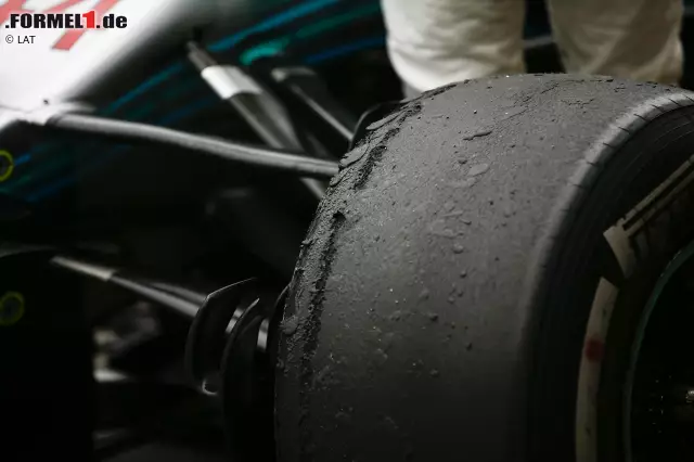 Foto zur News: Lewis Hamilton (1): Wie gut Hamilton ist, zeigt der Unterschied zu Bottas. Inzwischen hat er auch einen Weg gefunden, den Mercedes selbst ohne gelochte Felgen zu beherrschen - zumindest auf dieser Strecke. Natürlich war der Sieg glücklich. Aber das schmälert die routinierte Leistung nicht.