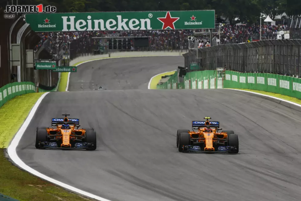 Stoffel Vandoorne (4): Alonso musste er im Senna-S gleich zweimal überholen, bis er wirklich vorbei war. Bis zu den ersten Boxenstopps fuhr er aber an letzter Stelle. Wo sind nur seine überragenden Leistungen aus der GP2 geblieben? Foto zur News: Stoffel Vandoorne (4): Alonso musste er im Senna-S gleich zweimal überholen, bis er wirklich vorbei war. Bis zu den ersten Boxenstopps fuhr er aber an letzter Stelle. Wo sind nur seine überragenden Leistungen aus der GP2 geblieben?
