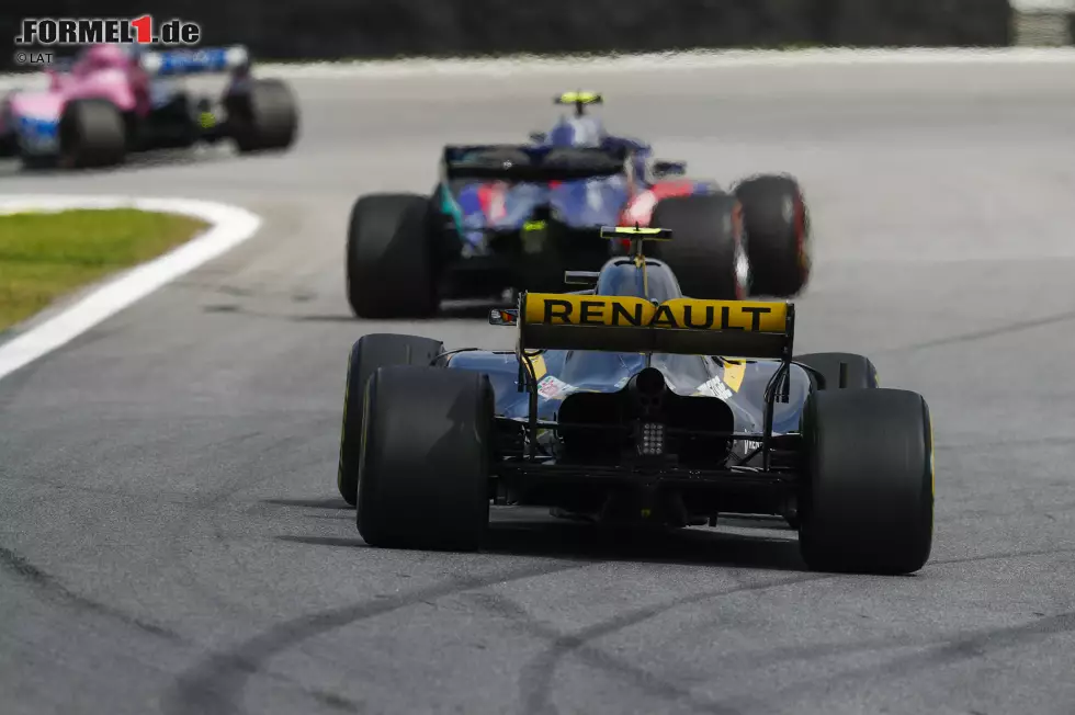 Carlos Sainz (3): Das Q1-Aus muss er sich selbst zuschreiben. Der Start war dafür hervorragend, sodass er sein Handicap zu Hülkenberg rasch wettgemacht hatte. Danach konnte er aufgrund der mittelmäßigen Renault-Performance aber keine großen Akzente setzen. Foto zur News: Carlos Sainz (3): Das Q1-Aus muss er sich selbst zuschreiben. Der Start war dafür hervorragend, sodass er sein Handicap zu Hülkenberg rasch wettgemacht hatte. Danach konnte er aufgrund der mittelmäßigen Renault-Performance aber keine großen Akzente setzen.
