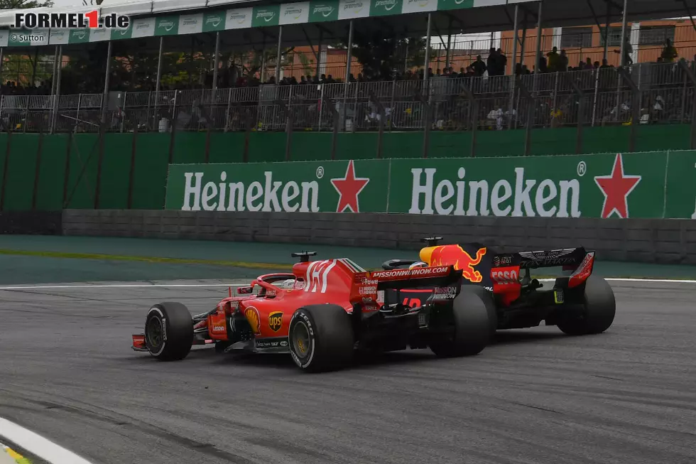 Daniel Ricciardo (2): Die Tendenz, dass er etwas langsamer ist als Verstappen, hält an. Trotzdem fuhr er nach Turbo-Strafversetzung vom elften Platz ein beherztes Rennen. Die Eins hätte es gegeben, wenn er im Finish auch noch Räikkönen geknackt hätte. Foto zur News: Daniel Ricciardo (2): Die Tendenz, dass er etwas langsamer ist als Verstappen, hält an. Trotzdem fuhr er nach Turbo-Strafversetzung vom elften Platz ein beherztes Rennen. Die Eins hätte es gegeben, wenn er im Finish auch noch Räikkönen geknackt hätte.