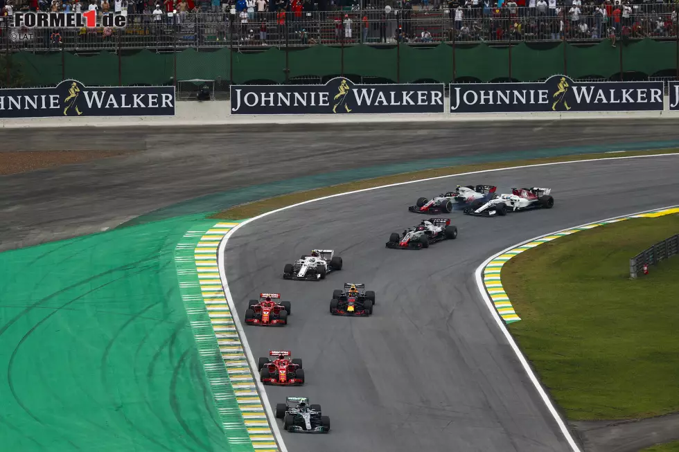 Foto zur News: Charles Leclerc (2): Die nächste (fast) perfekte Performance des künftigen Ferrari-Fahrers. Fast deshalb, weil ein angehender Weltmeister kein Qualifying-Duell gegen Ericsson verlieren darf. Auch wenn seine Q2-Runde (gegen den Willen des Teams) im Regen fabelhaft war! Ansonsten nichts auszusetzen.