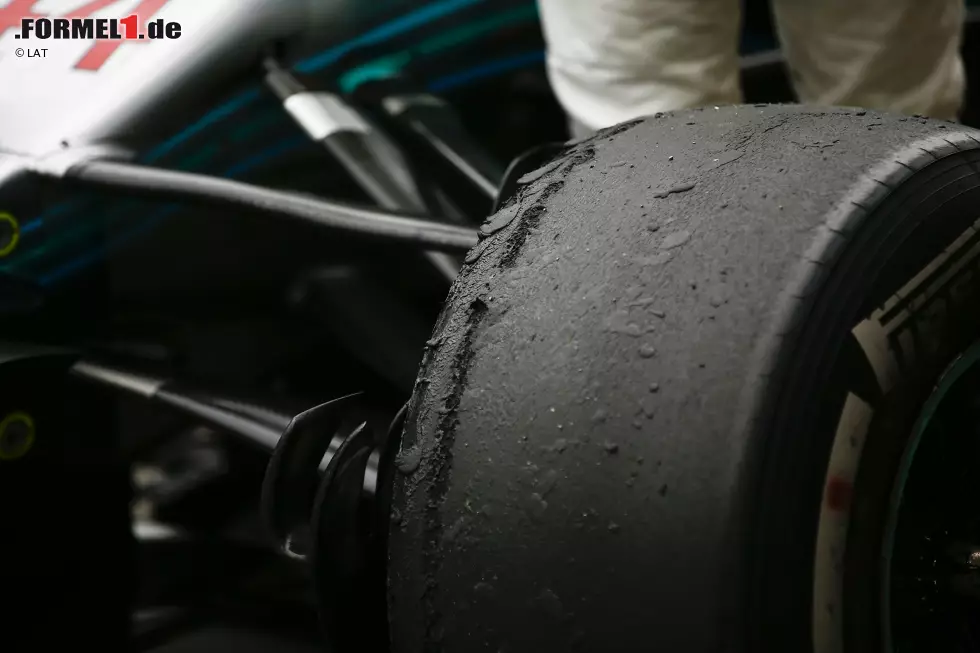 Lewis Hamilton (1): Wie gut Hamilton ist, zeigt der Unterschied zu Bottas. Inzwischen hat er auch einen Weg gefunden, den Mercedes selbst ohne gelochte Felgen zu beherrschen - zumindest auf dieser Strecke. Natürlich war der Sieg glücklich. Aber das schmälert die routinierte Leistung nicht. Foto zur News: Lewis Hamilton (1): Wie gut Hamilton ist, zeigt der Unterschied zu Bottas. Inzwischen hat er auch einen Weg gefunden, den Mercedes selbst ohne gelochte Felgen zu beherrschen - zumindest auf dieser Strecke. Natürlich war der Sieg glücklich. Aber das schmälert die routinierte Leistung nicht.