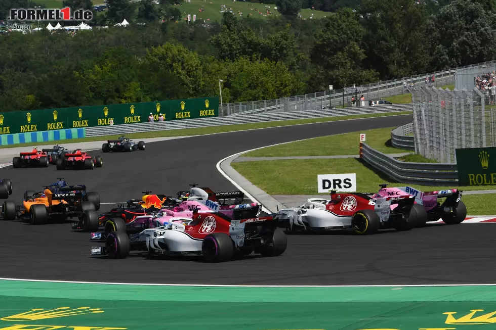 Foto zur News: Charles Leclerc (4): Dass er das Qualifying im Regen verwachst hat, hat er selbst zugegeben. Dass er am Start zwischen die beiden Force Indias geriet, war hingegen einfach Pech. Weil sein Auto damit nachhaltig beschädigt war, konnte er keine weitere Talentprobe abgeben.