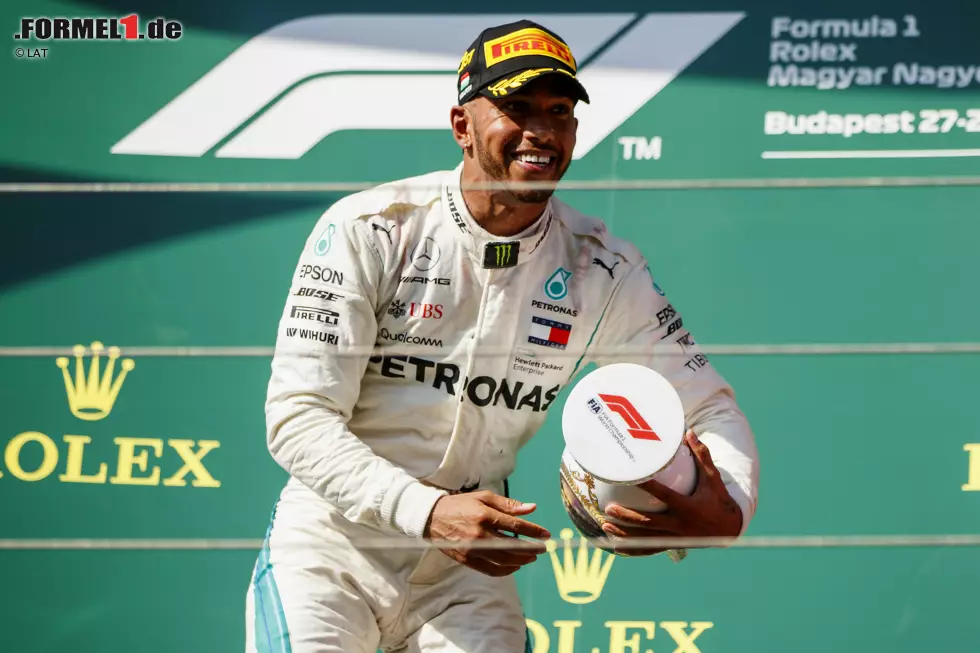 Lewis Hamilton (1): Hat schon wieder ein Rennen gewonnen, das er nicht hätte gewinnen dürfen, doch Hamilton war punktgenau da, als es darauf ankam. Seine unerwartete Pole im Regen war der Schlüssel zum Sieg. Dadurch hatte er am Ende im Rennen deutlich leichteres Spiel. Foto zur News: Lewis Hamilton (1): Hat schon wieder ein Rennen gewonnen, das er nicht hätte gewinnen dürfen, doch Hamilton war punktgenau da, als es darauf ankam. Seine unerwartete Pole im Regen war der Schlüssel zum Sieg. Dadurch hatte er am Ende im Rennen deutlich leichteres Spiel.