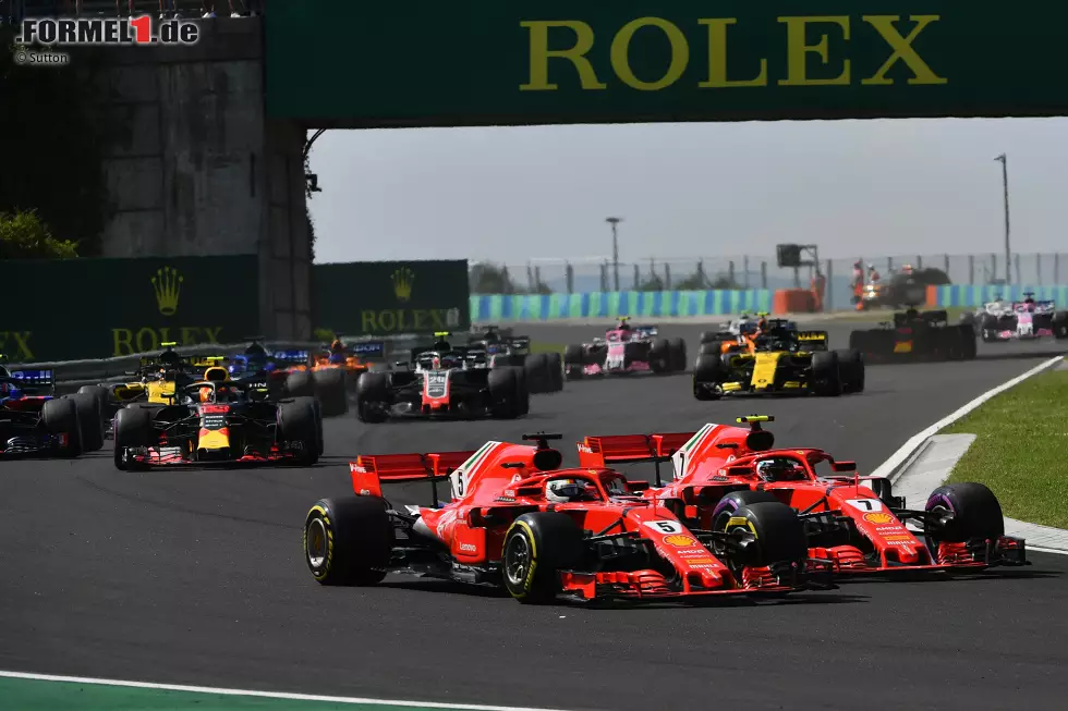 Kimi Räikkönen (3): Am Start darf er sich auf besseren Reifen nie von Vettel überholen lassen, das hat seine Strategie versaut. Zwei Stopps sind in Ungarn auf jeden Fall nicht gerade glücklich geplant von Ferrari, doch dass er noch an seinen Teamkollegen herankam, war der Tatsache geschuldet, dass dieser von Bottas aufgehalten wurde. Foto zur News: Kimi Räikkönen (3): Am Start darf er sich auf besseren Reifen nie von Vettel überholen lassen, das hat seine Strategie versaut. Zwei Stopps sind in Ungarn auf jeden Fall nicht gerade glücklich geplant von Ferrari, doch dass er noch an seinen Teamkollegen herankam, war der Tatsache geschuldet, dass dieser von Bottas aufgehalten wurde.