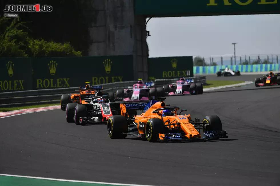 Fernando Alonso (3): Mit seinem achten Platz zum Geburtstag kann der nun 37-Jährige sicherlich leben. Dass er sich nach dem VSC von Grosjean abkochen lässt und auch noch beschwert, hat ihm bei Haas keine Freunde eingebracht, immerhin sah er nach dem Rennen ein, dass er im Unrecht war. Foto zur News: Fernando Alonso (3): Mit seinem achten Platz zum Geburtstag kann der nun 37-Jährige sicherlich leben. Dass er sich nach dem VSC von Grosjean abkochen lässt und auch noch beschwert, hat ihm bei Haas keine Freunde eingebracht, immerhin sah er nach dem Rennen ein, dass er im Unrecht war.