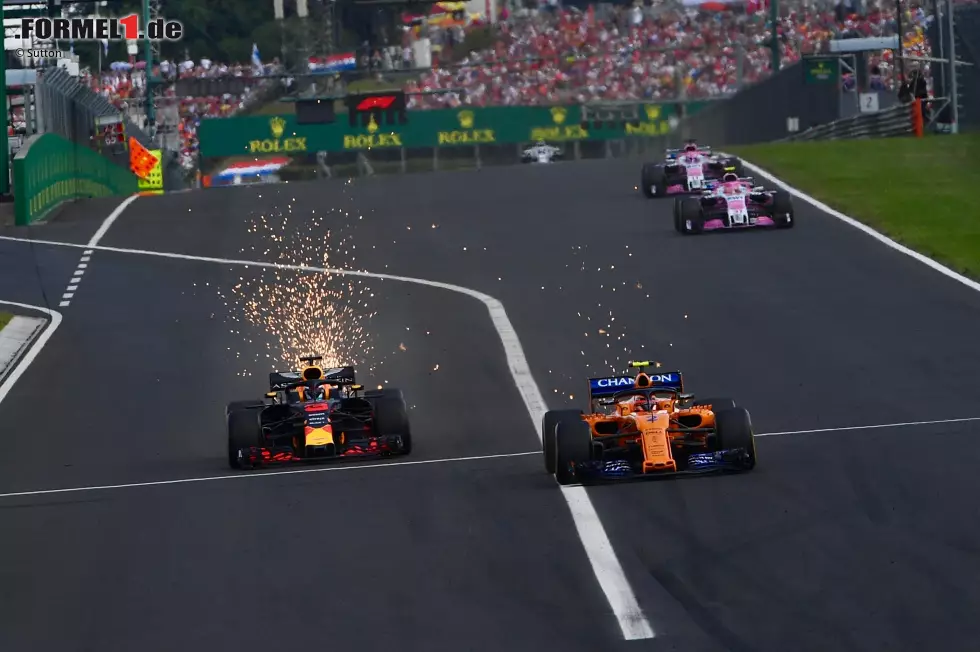 Daniel Ricciardo (2): Nein, der offizielle Mann des Rennens bekommt keine 1. Dass sich Stroll im Qualifying vor ihm dreht, war Megapech, dennoch fehlte zur absoluten Spitze etwas. Seine Manöver im Rennen waren klasse, dennoch waren es nur die Fahrzeuge, die er sowieso überholen muss. Gegen Bottas hätte er etwas besonnener sein können. Foto zur News: Daniel Ricciardo (2): Nein, der offizielle Mann des Rennens bekommt keine 1. Dass sich Stroll im Qualifying vor ihm dreht, war Megapech, dennoch fehlte zur absoluten Spitze etwas. Seine Manöver im Rennen waren klasse, dennoch waren es nur die Fahrzeuge, die er sowieso überholen muss. Gegen Bottas hätte er etwas besonnener sein können.