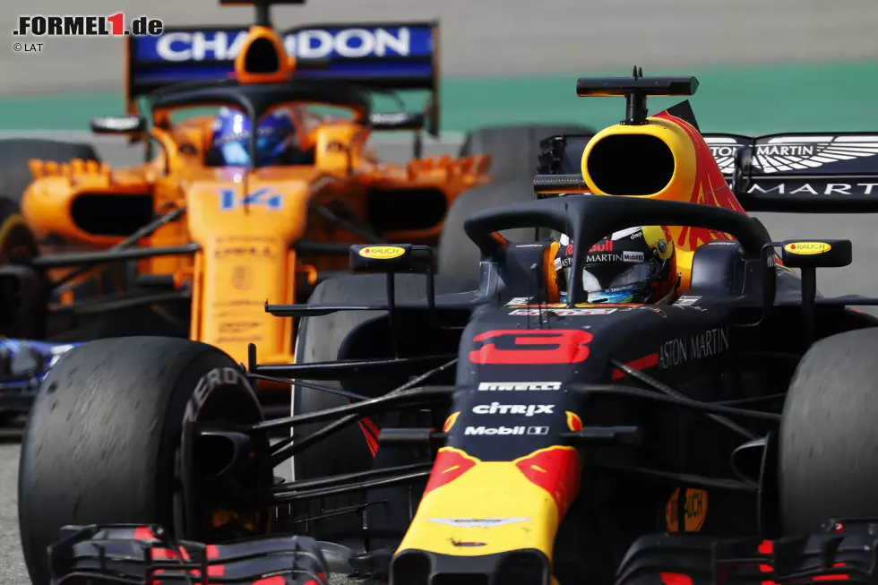 Daniel Ricciardo (3): Schwieriger Fall! Die Qualifikation ist durch die Strafversetzung nicht zu werten, das Rennen war bis zum Ausfall mäßig. Ackerte sich durch das Feld, doch die Medium-Reifen waren eindeutig die falsche Wahl. Etwas mehr hätten wir uns von ihm schon erwartet! Foto zur News: Daniel Ricciardo (3): Schwieriger Fall! Die Qualifikation ist durch die Strafversetzung nicht zu werten, das Rennen war bis zum Ausfall mäßig. Ackerte sich durch das Feld, doch die Medium-Reifen waren eindeutig die falsche Wahl. Etwas mehr hätten wir uns von ihm schon erwartet!
