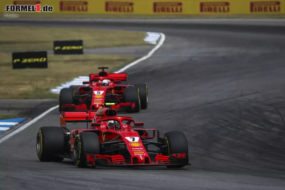 Kimi Räikkönen (3): Wieder ein Podium von Kimi und trotzdem nur eine 3 - das dürfte wieder Kritik hageln. Aber: Das Qualifying war durchwachsen, vor Vettel lag er nur aufgrund des frühen Boxenstopps und konnte nicht zulegen, er hatte den Ausritt, als Bottas ihn überholte, und er konnte trotz frischer Ultrasofts am Ende nicht attackieren. Foto zur News: Kimi Räikkönen (3): Wieder ein Podium von Kimi und trotzdem nur eine 3 - das dürfte wieder Kritik hageln. Aber: Das Qualifying war durchwachsen, vor Vettel lag er nur aufgrund des frühen Boxenstopps und konnte nicht zulegen, er hatte den Ausritt, als Bottas ihn überholte, und er konnte trotz frischer Ultrasofts am Ende nicht attackieren.