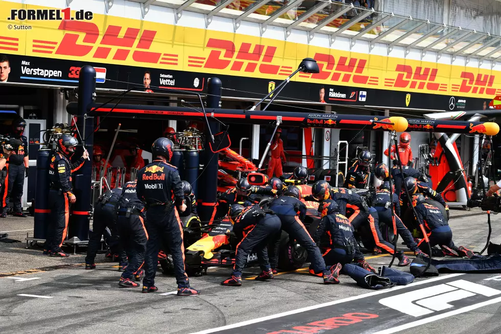 Max Verstappen (2): Bei ihm fehlt der Vergleich mit dem Teamkollegen, um ihn anständig einzuschätzen. Schnell war er auf jeden Fall und hat Räikkönen zu Beginn attackieren können. Dass sein Team mit der Taktik ins Klo greift, hat sein Rennen maßgeblich beeinflusst, doch davon hat er sich nicht aus der Ruhe bringen lassen. Foto zur News: Max Verstappen (2): Bei ihm fehlt der Vergleich mit dem Teamkollegen, um ihn anständig einzuschätzen. Schnell war er auf jeden Fall und hat Räikkönen zu Beginn attackieren können. Dass sein Team mit der Taktik ins Klo greift, hat sein Rennen maßgeblich beeinflusst, doch davon hat er sich nicht aus der Ruhe bringen lassen.