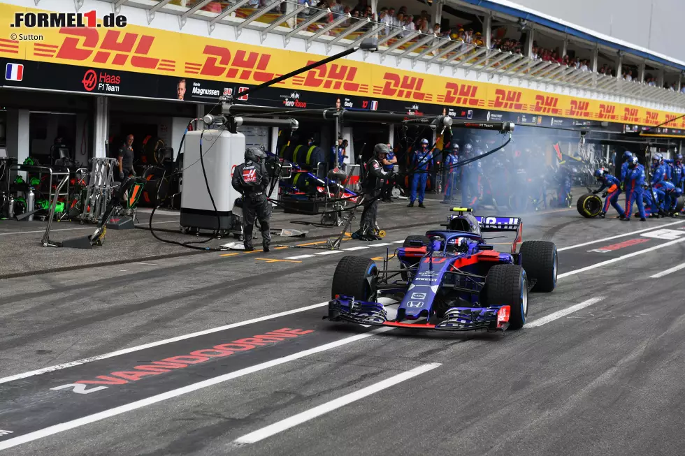 Foto zur News: Pierre Gasly (4): Für die Strafversetzung kann er nichts, doch schon das Qualifying war nicht berauschend. Auch der Wechsel auf Full-Wets (!) geht nicht auf seine Kappe, der Abflug in das Kiesbett trotz fehlenden Grips schon. Das Wochenende muss der Franzose schnell abhaken.