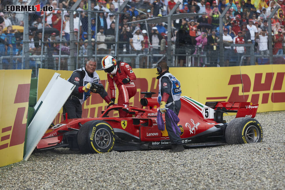 Foto zur News: Sebastian Vettel (5): Eigentlich war er auf dem Weg, sich die perfekte Note abzuholen, doch die 52. Runde verändert alles. Es mag nur ein kleiner Fehler sein, doch der gibt den Ausschlag. Denn unter dem Strich steht statt des umjubelten Heimsiegs  der Crash in Führung liegend und null Punkte - so weh es Ferrari auch tut.