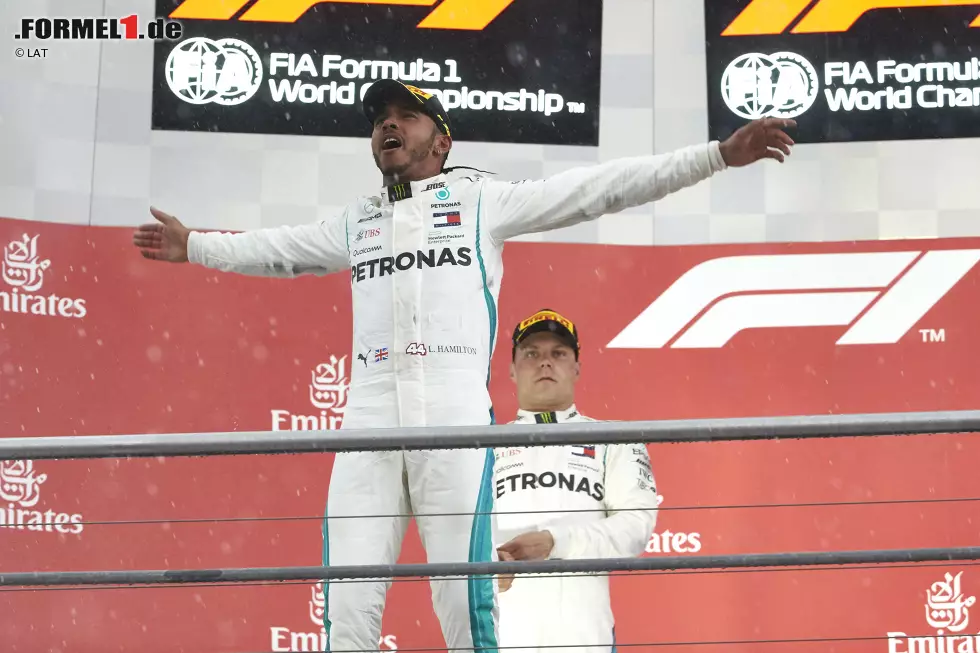 Lewis Hamilton (1): Wenn es schwierig wird, ist Hamilton einfach da! Wer von Startplatz 14 aus gewinnt, der hat einfach die Bestnote ohne Abzüge verdient. Die Schiebe-Nummer am Samstag und die Boxeneinfahrt waren Grauzonen, aber ein Champion versucht es mit allen Mitteln - das nennt man dann meist "clever". Foto zur News: Lewis Hamilton (1): Wenn es schwierig wird, ist Hamilton einfach da! Wer von Startplatz 14 aus gewinnt, der hat einfach die Bestnote ohne Abzüge verdient. Die Schiebe-Nummer am Samstag und die Boxeneinfahrt waren Grauzonen, aber ein Champion versucht es mit allen Mitteln - das nennt man dann meist "clever".