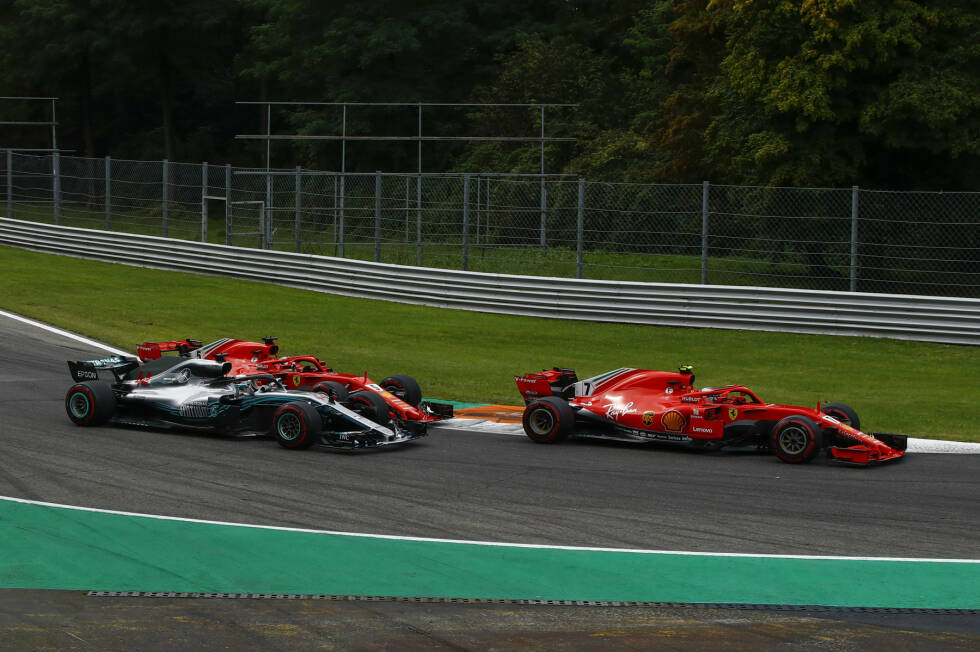 Foto zur News: Sebastian Vettel (5): Die verpasste Pole geht wegen der verkehrten Windschatten-Taktik eher auf Ferraris als auf Vettels Konto. Aber mit dem schnellsten Auto der letzten vier Rennen 38 Punkte auf Hamilton zu verlieren, ist auch seine Schuld. Die Kollision in der ersten Runde war ebenso unglücklich wie unnötig.