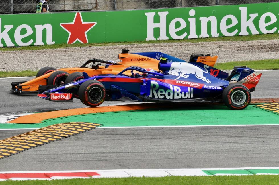 Foto zur News: Pierre Gasly (4): Ein tolles Qualifying reicht nicht, um uns zu überzeugen. Gasly hätte sich vor allem die Berührung mit Ricciardo in der Rettifilo schenken können. Auch sonst fuhr er in einigen Rennsituationen über dem Limit. Dadurch war sein Auto beschädigt - ebenso wie seine Chancen auf Punkte.